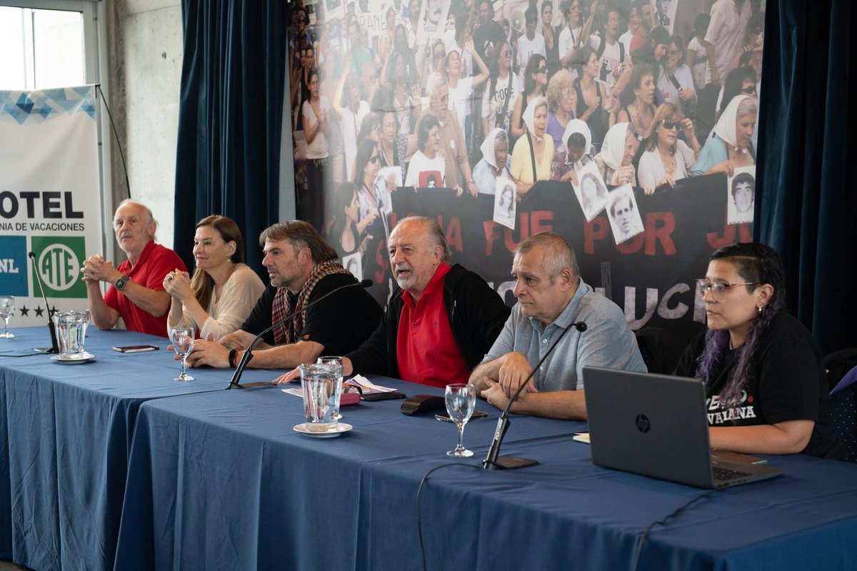 HugoYasky's tweet photo. La mayoría del pueblo argentino empieza a sentir que si no se recuperan los ingresos y el empleo, no vamos a tocar fondo nunca. 
El biribiri de Milei ya no garpa, la gente tiene bronca y hay que expresar eso poniendo la lucha contra el hambre en la calle. 
No hay posibilidad de derrotar a Milei pensando sólo en armados electorales de tertulia, el pueblo movilizado va a  definir mucho más que las tertulias de salón y esa es la tarea de la que tenemos que hacernos cargo desde la CTA junto a otras expresiones del movimiento obrero.