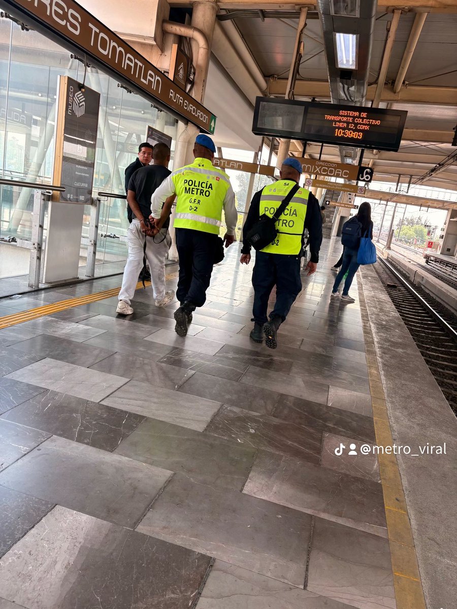 #ULTIMAHORA 

Policías del Metro de Ciudad de México 🇲🇽 <a href="/MetroCDMX/">MetroCDMX</a> detienen a un Criminal dentro de las Instalaciones qué venía sustrayendo las pertenencias de los Usuarios‼️🚨

Usuarios del #MetroCDMX reportaron a la 🐀🐀🐀 dentro de un Tren de Línea 12 ⚠️