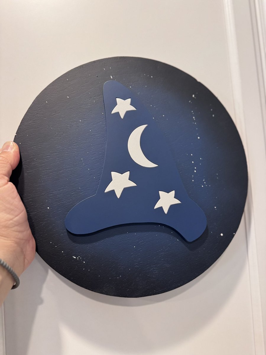 aedreamco1's tweet image. Check out newest design! Inspired by Mickeys infamous Sorcerer hat! #HomeDecor #HomeDecor #Disneydecor #SorcererMickey 

aedreamco.etsy.com/listing/449043…