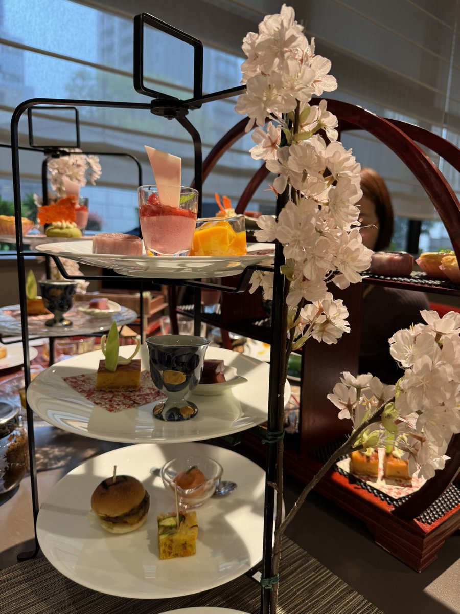 ayumix11's tweet photo. 先日久しぶりのパン部✨🧁🫖

アフタヌーンティーに行ってきた。
本と桜がモチーフ🌸📕

お茶も沢山種類があってスイーツもパン系の物も美味しくて大満足。
カップを選べるのも嬉しい。

皆んなお元気そうで何より✨✨✨
話が尽きなくて時間があっという間に過ぎて行く…☺️

また遊んでねー！ https://t.co/87HDuVS6q0
