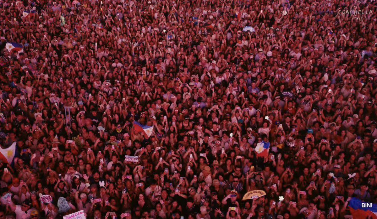 binisleight's tweet photo. THE COACHELLA CROWD FOR BINI!! IM CRYING 😭🇵🇭

BINI BORN FOR COACHELLA
#BINI_CoachellaWk2 #BINICHELLA https://t.co/LV0FEVJ2In