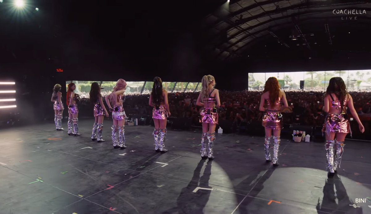 binisleight's tweet photo. THE COACHELLA CROWD FOR BINI!! IM CRYING 😭🇵🇭

BINI BORN FOR COACHELLA
#BINI_CoachellaWk2 #BINICHELLA https://t.co/LV0FEVJ2In