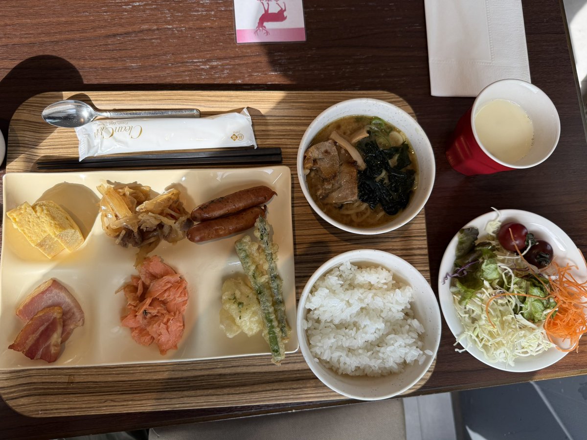 北海道２日目

遠征民の朝はみんなめちゃめちゃ早すぎて
出遅れ気味😆😆

ラーメンにコーンスープにジンギスカン、
ちゃんちゃん焼きなど北海道らしいもの
を食べてエネルギー充填💪

昨日あんなに食べたのに、遠征恐るべし🤣

#バスケ遠征飯
#バスケ遠征旅
#北海道遠征
