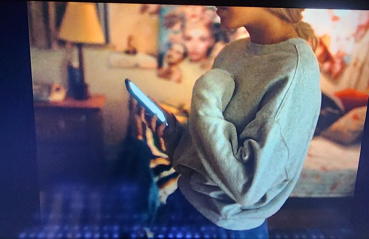 AMAMOS! Dois pôsteres de Sabrina Carpenter aparecem no quarto da personagem Jo Hunt, interpretada por Mckenna Grace em “Slanted”.