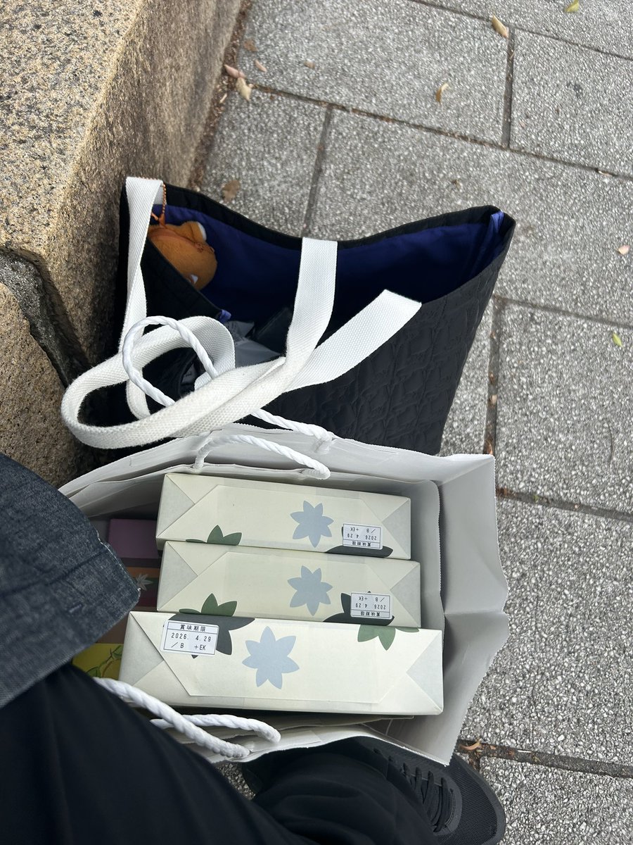 ReRe_dolly's tweet photo. 一人称会場到着！普段の並び場所に誰もいないので並び一番手？？

お土産もあります、見かけた方はぜひ

#一人称 #ヨルシカ https://t.co/TsGWZhDIhi