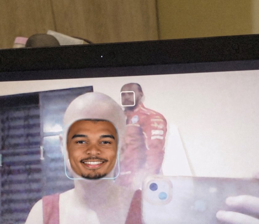 acervo_wemby's tweet photo. at the beginning of the year i made a promise that if the spurs made the playoffs, i’d shave my head…
and that day has come #PorVida #GoSpursGo 
@spurs https://t.co/qwLv5Fxetn