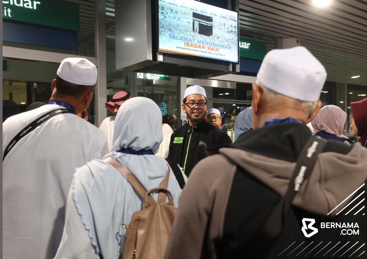 Bernama_Radio's tweet photo. #Sepang Menteri di Jabatan Perdana Menteri (Hal Ehwal Agama) Dr Zulkifli Hasan bersama Duta Besar Arab Saudi ke Malaysia Osamah Dakhel R Al-Ahmadi dan barisan kepimpinan TH menyantuni kumpulan pertama jemaah haji Malaysia yang berlepas ke Tanah Suci pada 4.05 pagi menaiki pesawat Malaysia Airlines MH8050.

📷 Mohd Huzaini Daud | BERNAMA

#BernamaNews
#BernamaImages
#haji1447
#TabungHaji