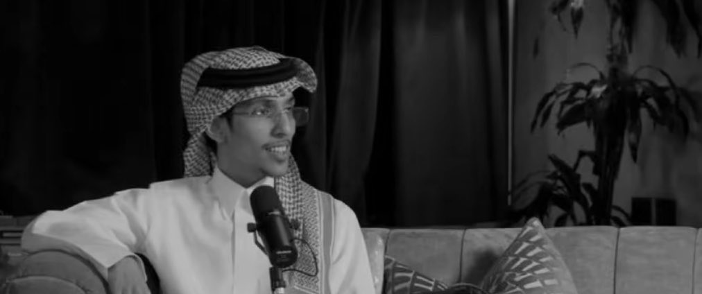 ro5jr's tweet photo. يا ناشده ما عاد في العلم تخمين 
مانيب غايب لا تقولين غايب

مرافق شعوري .. ولا أدري على وين 
ومرسل سلامي مع نسيم الهبايب

من بسمة شفاهك ليا نظرة العين 
ان ضعت دليني ل سود الذوايب

بقلّط اسمك ف الغزل لين ترضين 
ولاحق على الحكمة ليا صرت شايب

-عمر الودعاني . https://t.co/gRTegXkUJ1