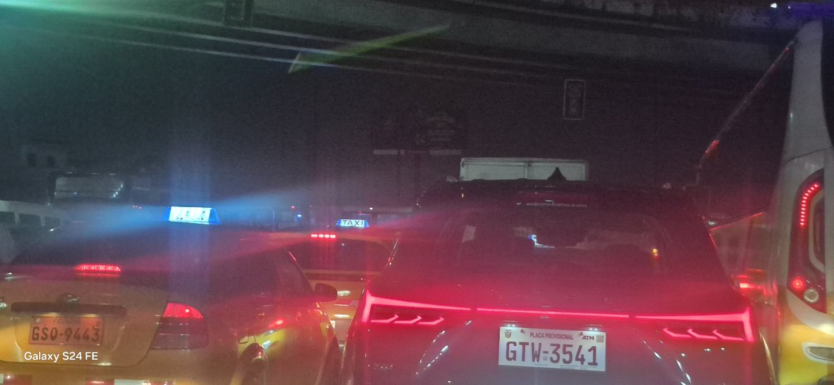 JeGnNeR's tweet photo. @ATM_Transito dos buses deteniendo todo el tránsito atravesados https://t.co/0lDD2gqfeG
