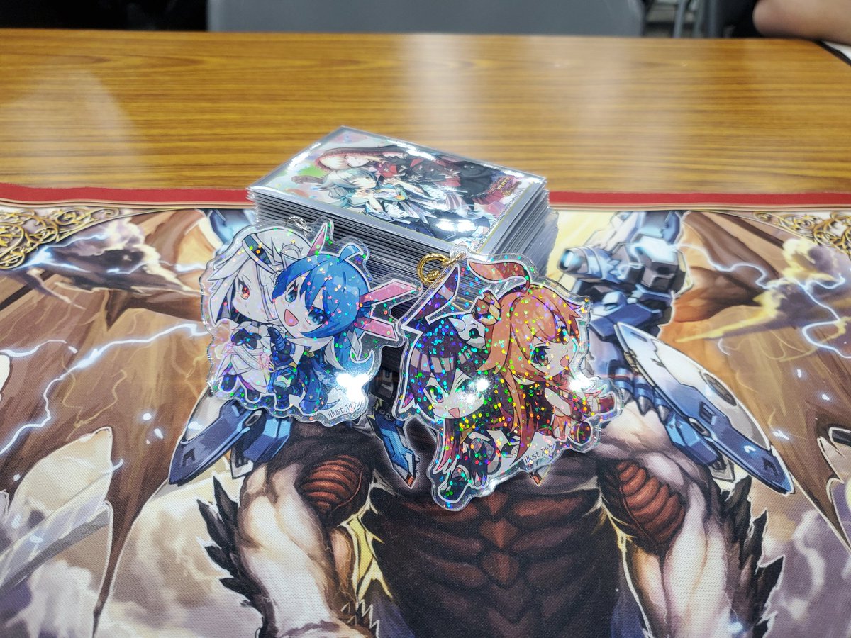 使ってるデッキのヒントでもあげておこう。
プレマはボルホワで、スリーブはフォロワーさんからいただいたQEDのスリーブを使ってます。 