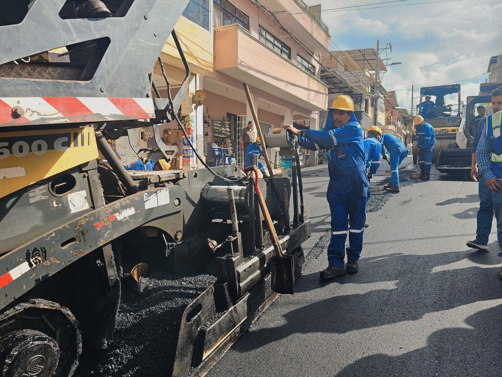 jotalloretv's tweet image. ¡El centro de #SantaIsabel transformándose! Son 1.13 km de asfalto en las calles centrales del cantón que llevaban décadas pidiendo cambio. 👀

Juntos @AzuayPrefectura, GAD Municipal y @EpAsfaltar estamos manos a la obra. 💪

El cambio de la matriz vial es una realidad. 💯