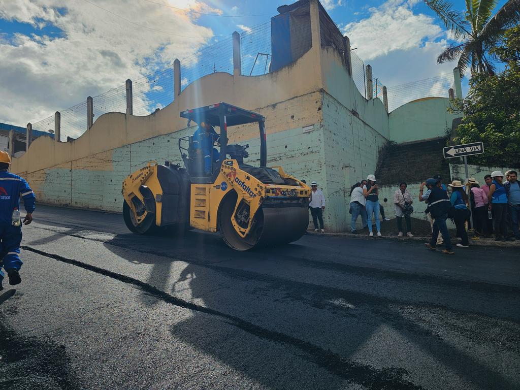 jotalloretv's tweet image. ¡El centro de #SantaIsabel transformándose! Son 1.13 km de asfalto en las calles centrales del cantón que llevaban décadas pidiendo cambio. 👀

Juntos @AzuayPrefectura, GAD Municipal y @EpAsfaltar estamos manos a la obra. 💪

El cambio de la matriz vial es una realidad. 💯