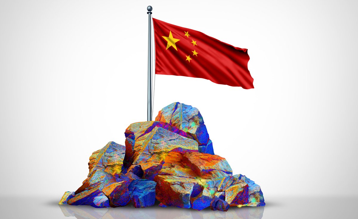elmercurioAON's tweet photo. 🇨🇳 No se trata de querer u odiar a China, es solo historia 👇

En 1992 China clasificó las tierras raras como recurso estratégico protegido. 

Deng Xiaoping dijo: “Oriente Medio tiene petróleo; China tiene tierras raras”. 

China invirtió 15 años construyendo la industria que Occidente abandonó: mano de obra barata + estándares ambientales laxos. 

¿El resultado actual? 

China controla ≈85 % del procesamiento mundial. 

Mientras tanto EEUU tiene minerales en el suelo, pero no puede procesarlos fácilmente por sus cuellos de botella regulatorios, ambientales, de capital y sobre todo de know-how.