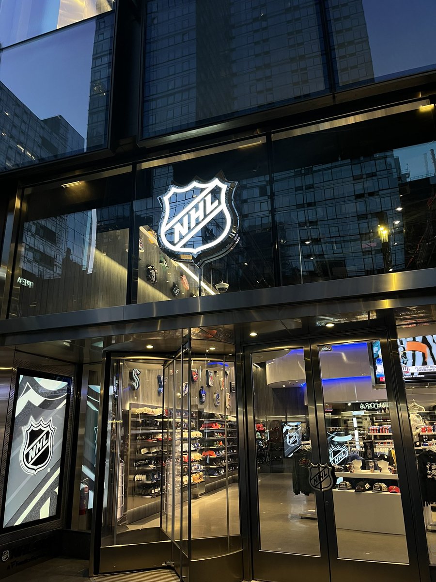 dylan strome’s lesbian manager tweet media