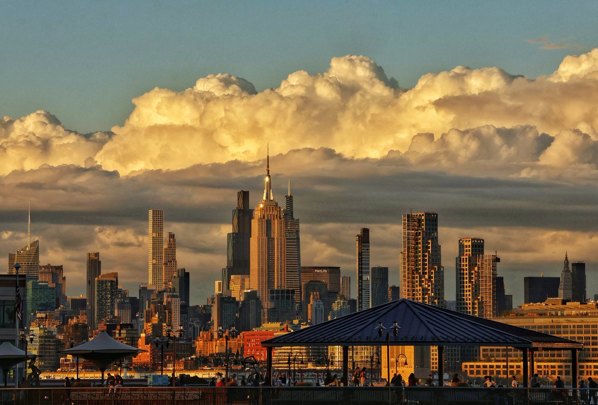 GaryHershorn's tweet image. Sunset behind midtown Manhattan and the Empire State Building in New York City, Friday evening #newyorkcity #nyc #newyork @empirestatebldg #sunset