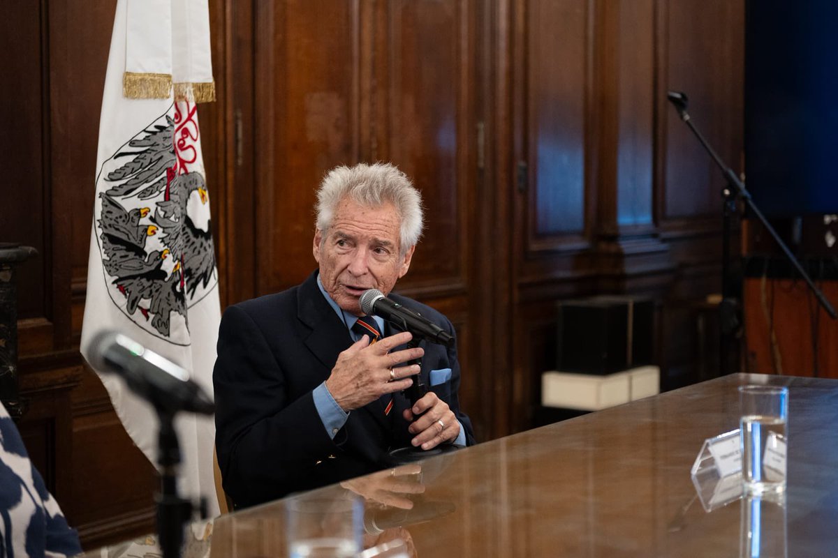 claudioaferreno's tweet photo. Este merecido reconocimiento en la @LegisCABA destaca la gran trayectoria del cantante melódico como referente de la música popular argentina. https://t.co/4FDPnTdRTe