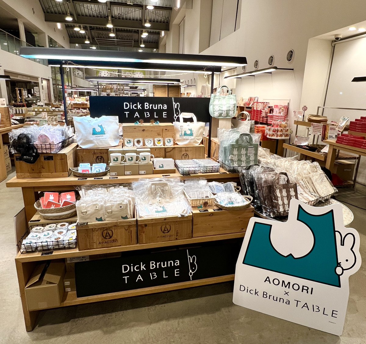 aomoribu's tweet photo. 【いよいよ今日からです🍎】
AOMORI×Dick Bruna TABLE🐰
青森市内のいろんなところであの子を探してみてください😍
そして、春の青森の空気を楽しんでいただけたら嬉しいです🍎🍏🌸 https://t.co/tS2r0SGG1n