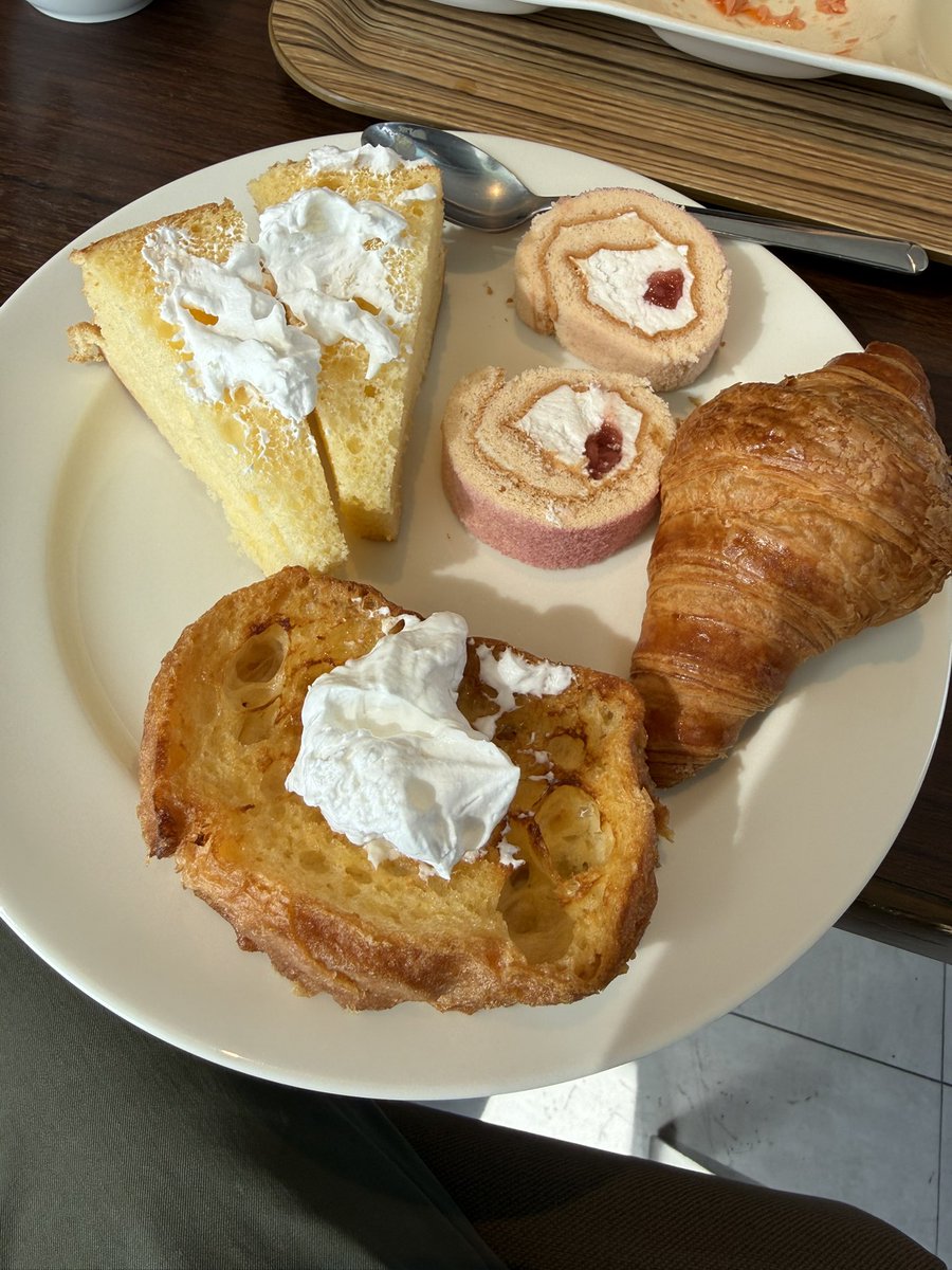 デザートは別腹だと教えてくれた
人達に感謝しながら甘いものをペロリ😋

#バスケ遠征旅
#バスケ遠征飯 
#明らかに食べ過ぎ💦