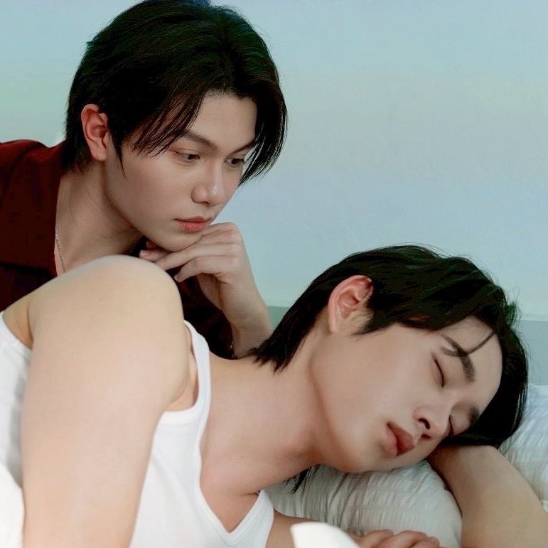 เอาจริงสายตานี้โค่ดจะวิลเลี่ยม🥹 ((เอสหลับสวยมาก))