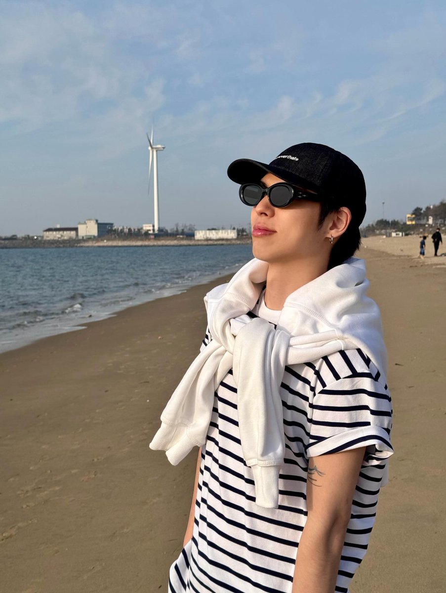 BX_FRANCE's tweet photo. ꧁Instagram/17042025꧂ 
«J'aime la mer 🌊»

-1
#CIX #FIX #BX #이병곤 #병곤 
© b__xgon
-Bee https://t.co/Q0xugvgxAu