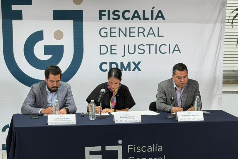 nacholozano's tweet photo. La Fiscalía de la #CDMX informó que varios funcionarios fueron separados de su cargo mientras se realiza la investigación por el #feminicidio de Edith Guadalupe, joven de 21 años localizada sin vida en un edificio en la alcaldía Benito Juárez.

Fueron acusados de pedir dinero a la familia para iniciar las diligencias, informó en conferencia de prensa la fiscal capitalina, Bertha Alcalde Luján. 

Aseguró que en una primera inspección, la joven presentó lesiones por golpes relacionados con su muerte. Añadió que ya existe una línea de investigación en desarrollo y las diligencias correspondientes para detener al probable responsable.