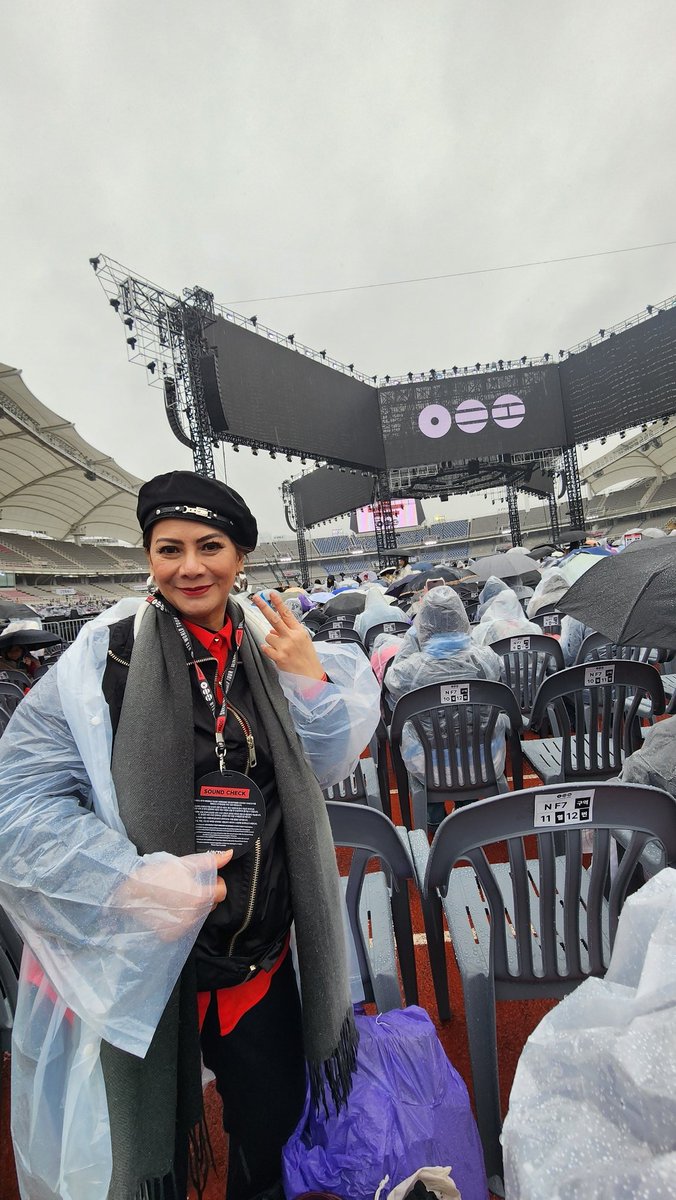 memes605's tweet photo. Day 1 Arirang Concert
@bts_bighit
Concert is very Spectacular, it rained fr 10 am to 11 pm, we all ARMY the rain didn't reduce the enthusiasm to watch their first Concert
BTS also got rained on even though they have to work hard 
 #BTS_WORLDTOUR_ARIRANG
#Swim #armyindonesia https://t.co/CUkdnzqPVk