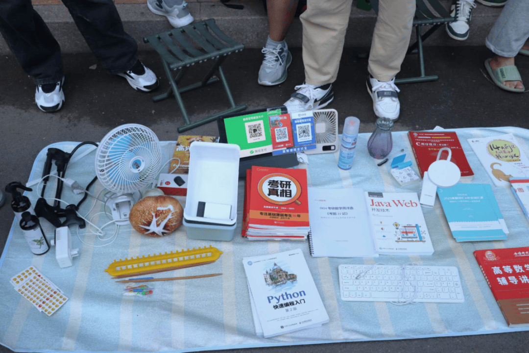 saharat924314's tweet image. "Sorting old items today—found a 2018 festival ticket, a faded polaroid, and 5 unused pens. Sentimental stuff stays; duplicates go to charity.  #OldItemSorting #Declutter"