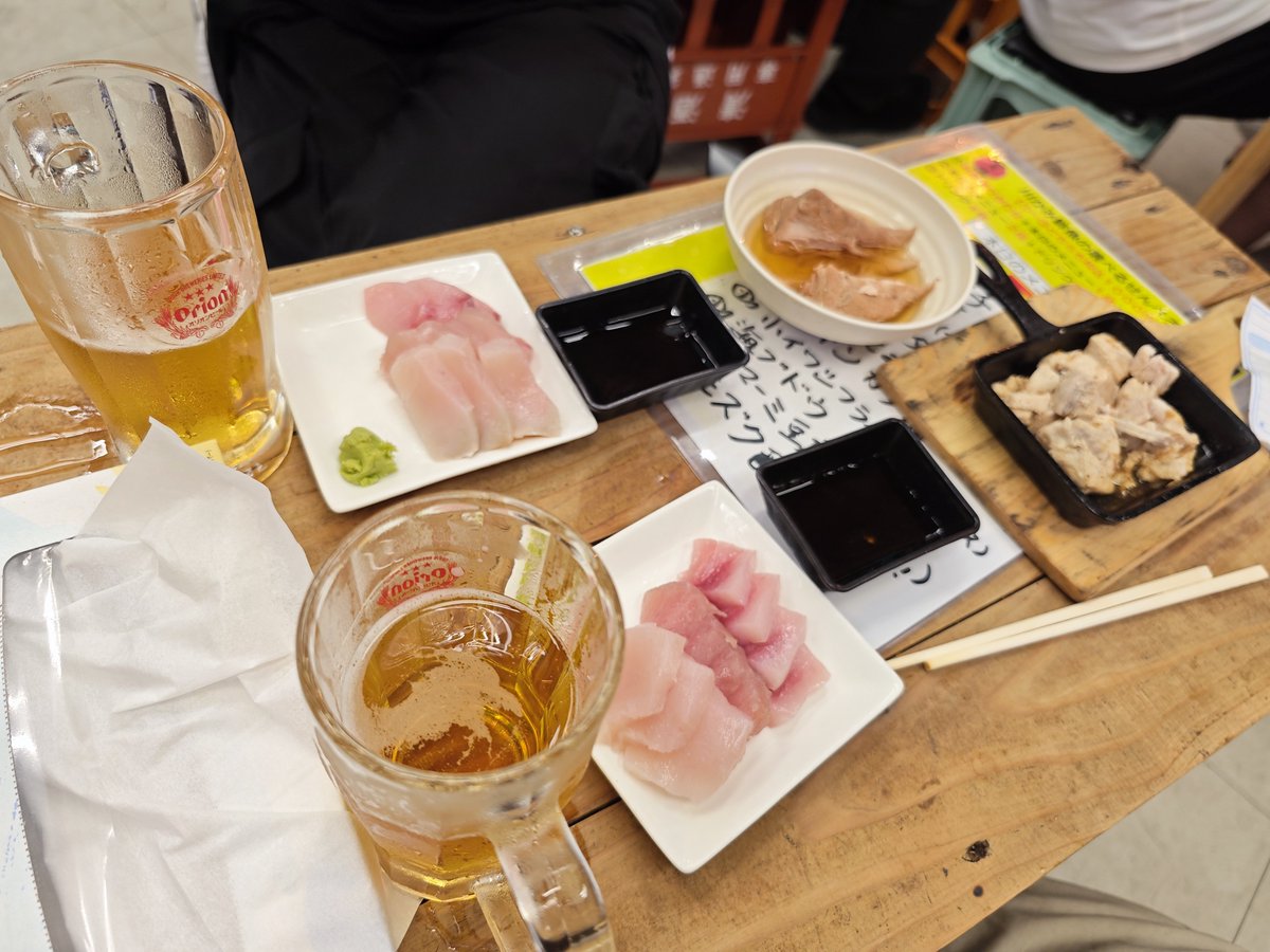 ants_Crow's tweet photo. 昨日から沖縄⊂(   ˆoˆ )⊃ﾌﾞｰﾝ
ちょうど戦争も終わったのでタイミングが神でした

そんでとんでもないコスパのお店があったんだけどえぐすぎんか😲
写真のに加えてお酒あと2杯飲めて一人1000円😲 https://t.co/v6PJRUVUtj