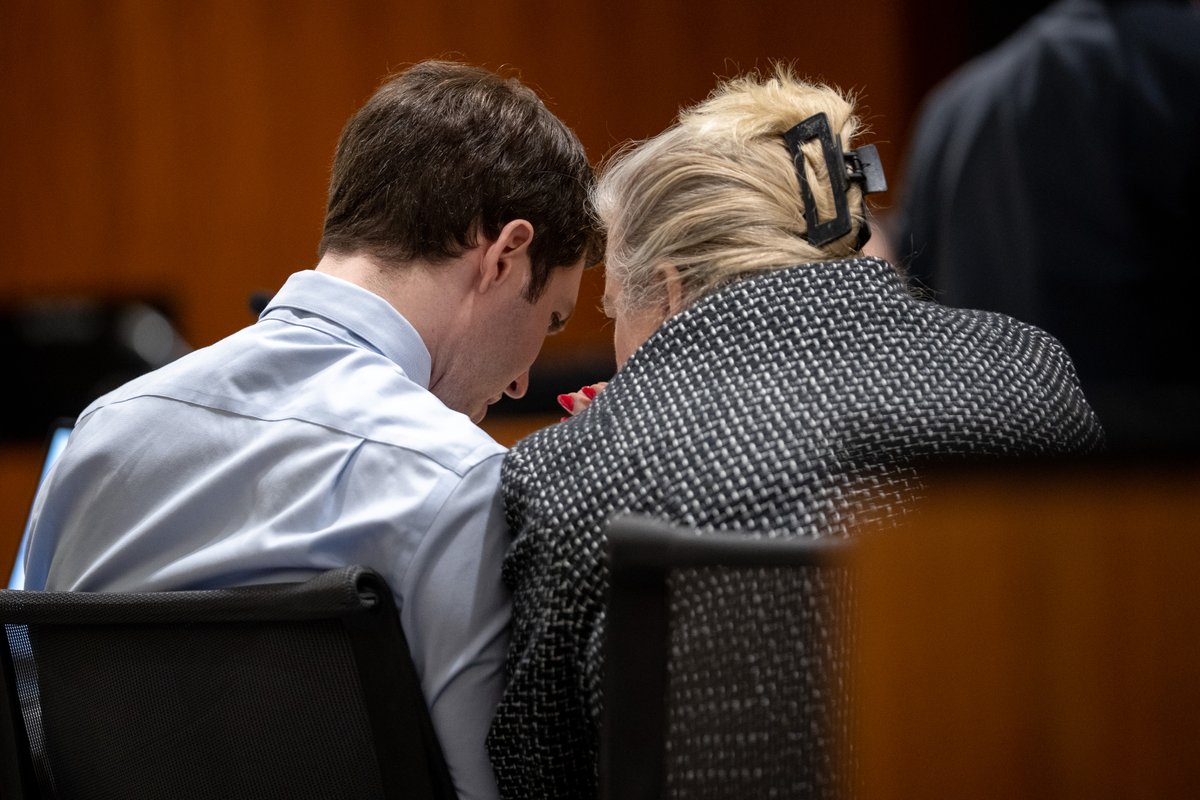 PAULANEALMOONEY's tweet image. Accused Charlie Kirk killer Tyler Robinson, 23, told his lawyers, “I think about the shooting daily,” per The New York Post's lip reader source, watching the whisperings.

Now Tyler is fighting to ban...
facebook.com/PlunderStudios…

#CharlieKirk #TylerRobinson #truecrime #trial #Utah