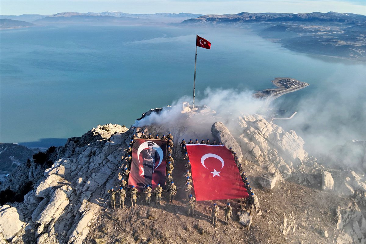 🪖Komando tugay sayıları artırılacak:

Milli Savunma Bakanlığı yaptığı açıklamada, 🇹🇷Türk Silahlı Kuvvetlerinin; 🇷🇺Rusya-Ukrayna🇺🇦 çatışması ile 🇺🇸ABD ve 🇮🇱İsrail’in 🇮🇷İran’a yönelik saldırıları sonrasında elde edilen tecrübeler ve ihtiyaçlar doğrultusunda teşkilat yapısını