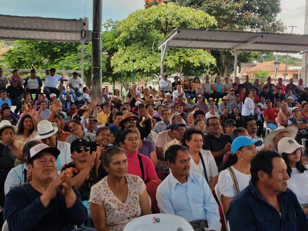 jotalloretv's tweet image. ¿Sabías que el sistema de riego con más usuarios queda aquí, en #SantaIsabel? 🤩

Pues hoy entregamos 12 km de tuberías para mejorar el sistema. ¡Es una obra super chevere! Gracias a este sistema comemos muchos en el #Azuay. 🙌

También entregamos +1500 plantas de café. 💪 Con