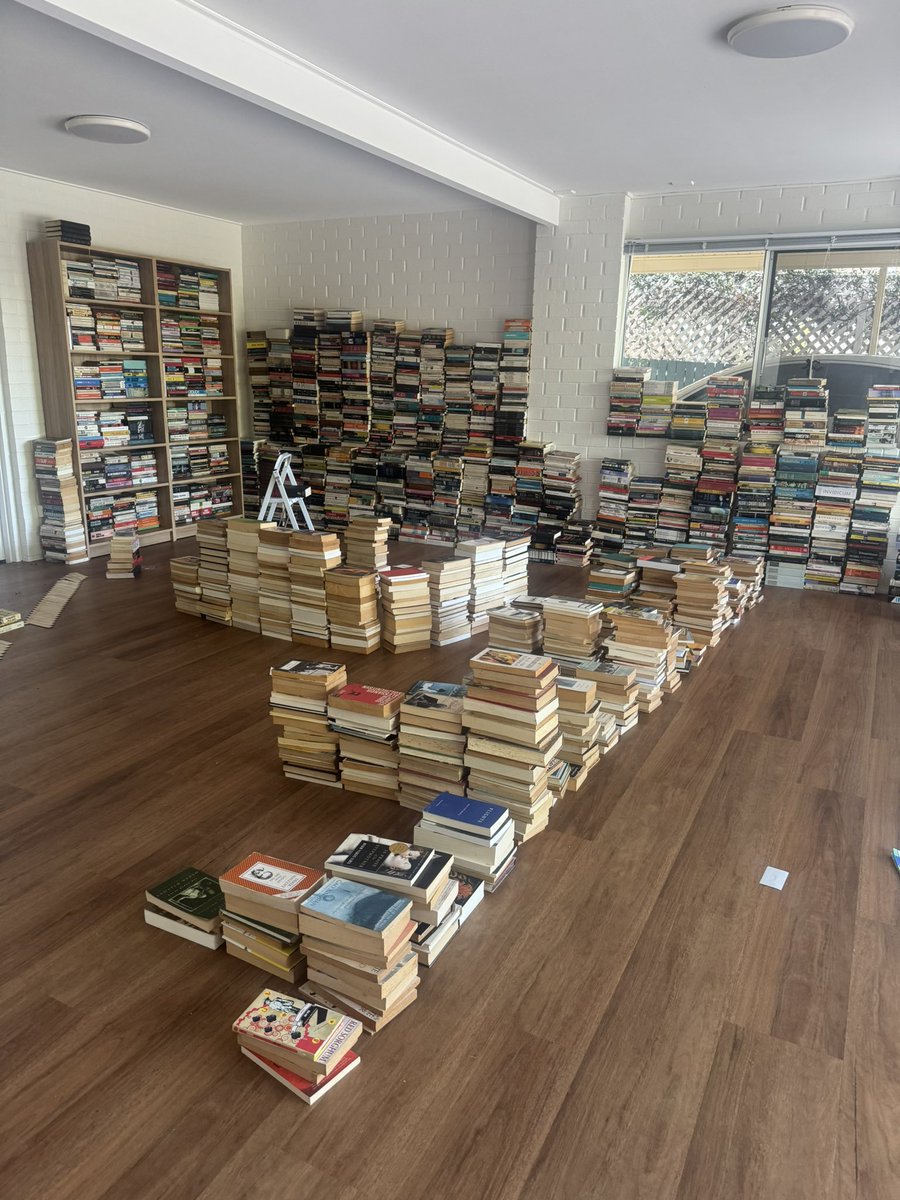 «Los libros son compañeros, maestros, magos, los banqueros de los tesoros de la mente. Los libros son la humanidad en la impresión».

Barbara Tuchman.