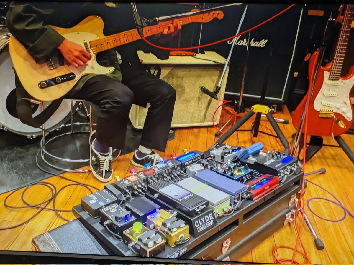 PhiNba's tweet image. ダラダラYouTube見ながらポロポロ弾いて歌ってます🎸
スピッツの楓歌いました🌸🎸
ダラダラ過ごす休日〰️
#ギター　#弾き語り　#楓　#スピッツ
