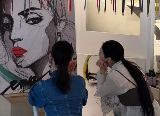 soaring_petal's tweet photo. 그림 그리는 타마라 구경하고 있는 라파엘라같음 https://t.co/XqyWVCrdOd