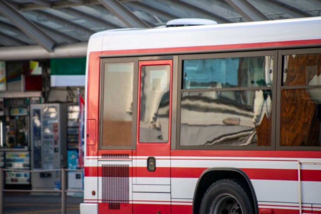覚えておいて下さい。この後部の非常口のおかげで海外のバスメーカーが日本市場に入れてないんですよ。