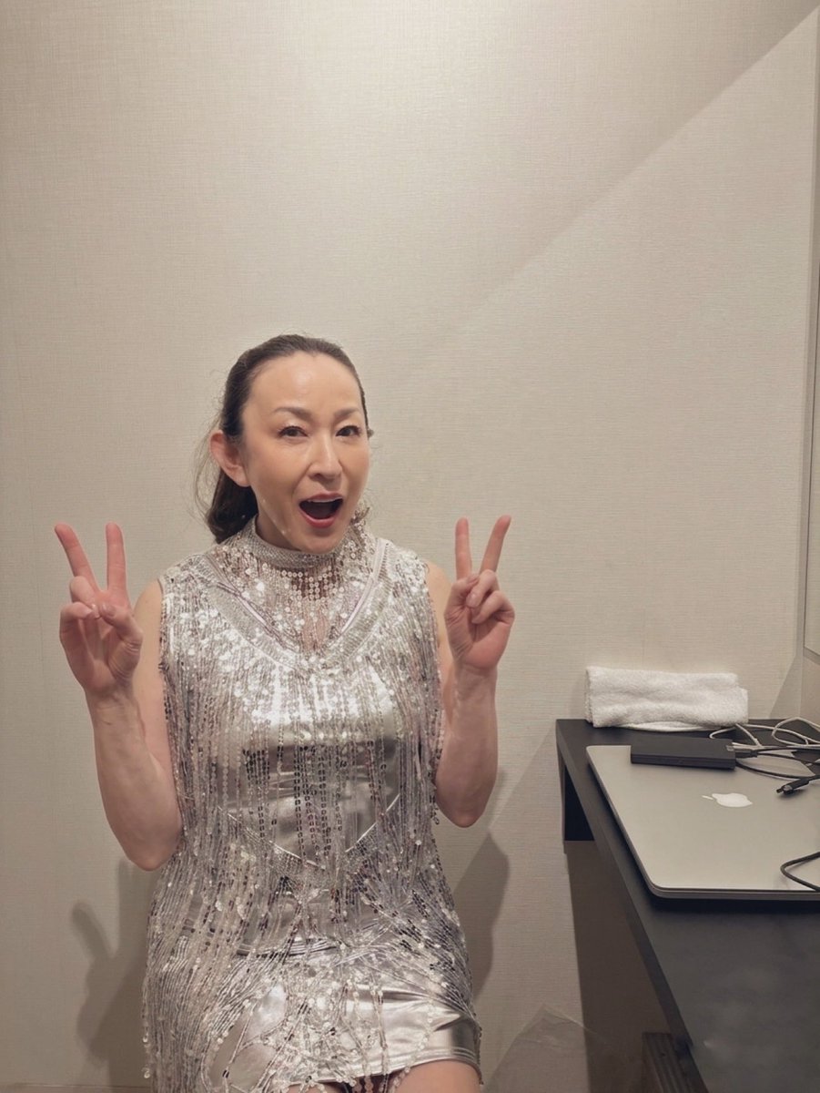 おはようございます♪♪

今夜は、LIVEイェイ🎤💕👍

昼間所用を済ませたら、ライブに集中‼️
楽しみでもあり、恐ろしくもあり

気持ち整えましょ( •̀ᄇ• ́)ﻭ✧

前進！前進！🎶🫧🎶🫧🎶🫧🎶🫧

🩶写真は4/3フェス🎤
楽屋で出番を待つまりえんど😆
撮影: #楓あん 様