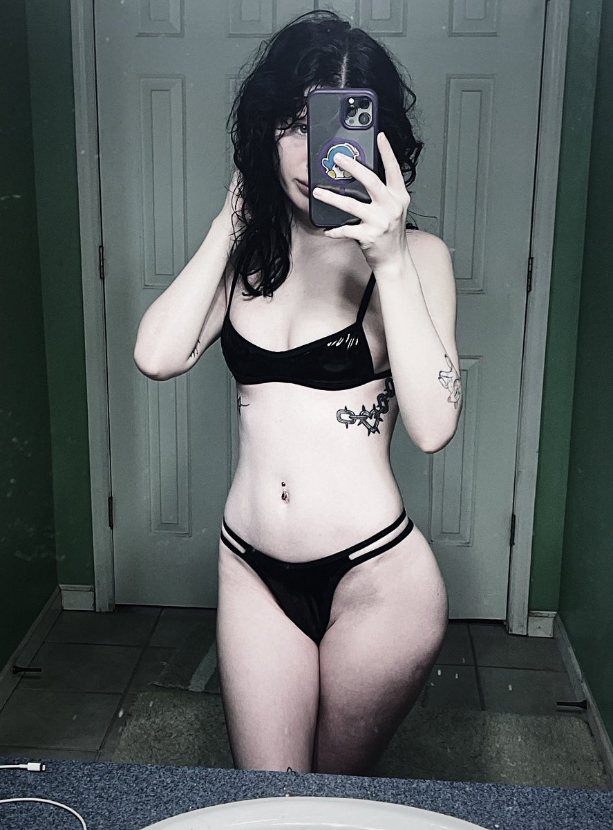 tw0lambs's tweet image. me or 2 billion dollars ?? 

#gothgirl #goth #alternative #altgirl