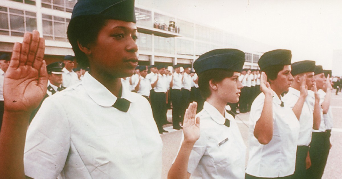 AirForceGrads's tweet photo. President Gerald Ford signed Public Law 94-106 on Oct. 7, 1975, which mandated the admission of women to the U.S. service academies. The @af_academy opened its doors to women the next year, and it wasn’t just a cultural shift — it was a strategic one. 
📰 https://t.co/ERe11gDCUP https://t.co/n2Ph7NadFK