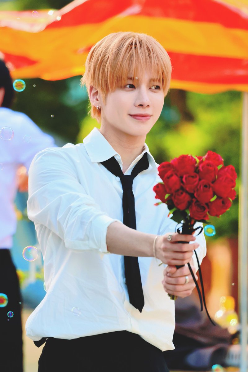 ᴛʜᴍ: tweet media