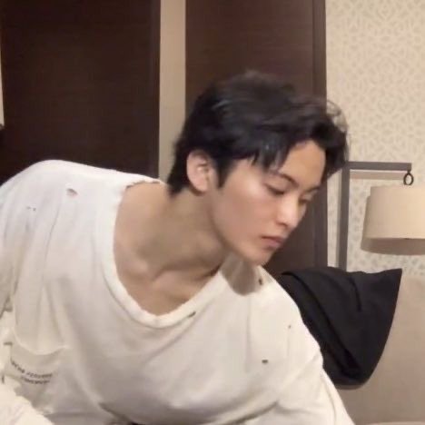 his bareface is the prettiest thing ever