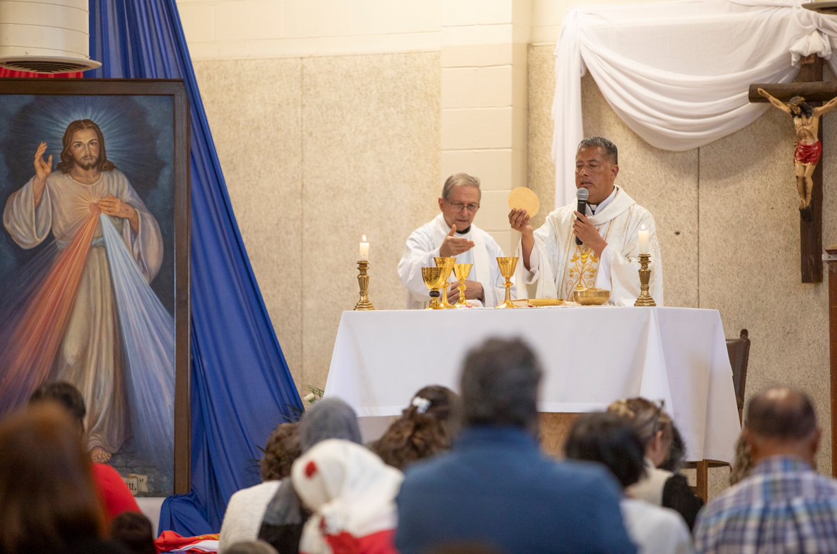 PadrePedroNunez's tweet image. FRESNO, CALIFORNIA • Sábado 11 de Abril, 2026 Evento “A Solas Con Jesús de la Misericordia” • Iglesia St. Anthony Mary Claret. Fotografías © Marisela Hasbun #california #Fresno #eventos #catolicos