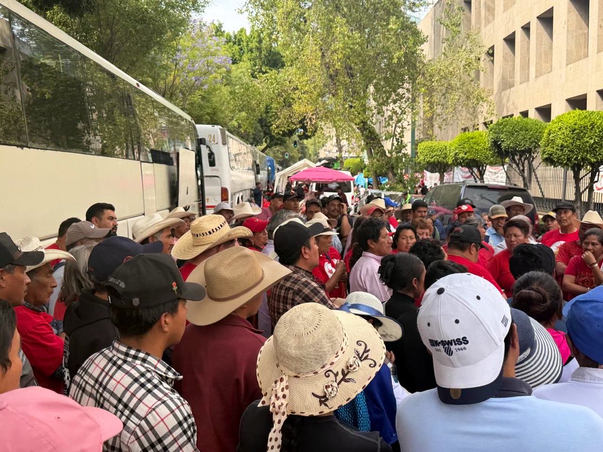 MST_Mexico's tweet photo. #17deAbril Jornada Mundial de #LuchaCampesina de la @CLOC_LVC @via_campesinaSP en #Mexico, Indígenas y Campesinos del Movimiento Social por la Tierra #MST se manifiestan en la @SEGOB_mx en demanda de #JusticiaAmbiental y #DefensadelTerritorio en la #CDMX https://t.co/8ar0aKylsN