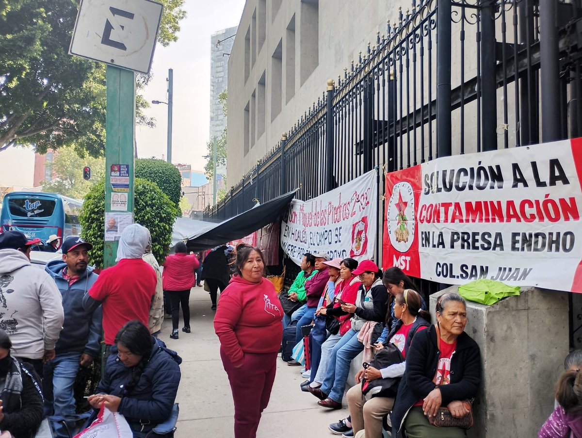 MST_Mexico's tweet photo. #17deAbril Jornada Mundial de #LuchaCampesina de la @CLOC_LVC @via_campesinaSP en #Mexico, Indígenas y Campesinos del Movimiento Social por la Tierra #MST se manifiestan en la @SEGOB_mx en demanda de #JusticiaAmbiental y #DefensadelTerritorio en la #CDMX https://t.co/8ar0aKylsN