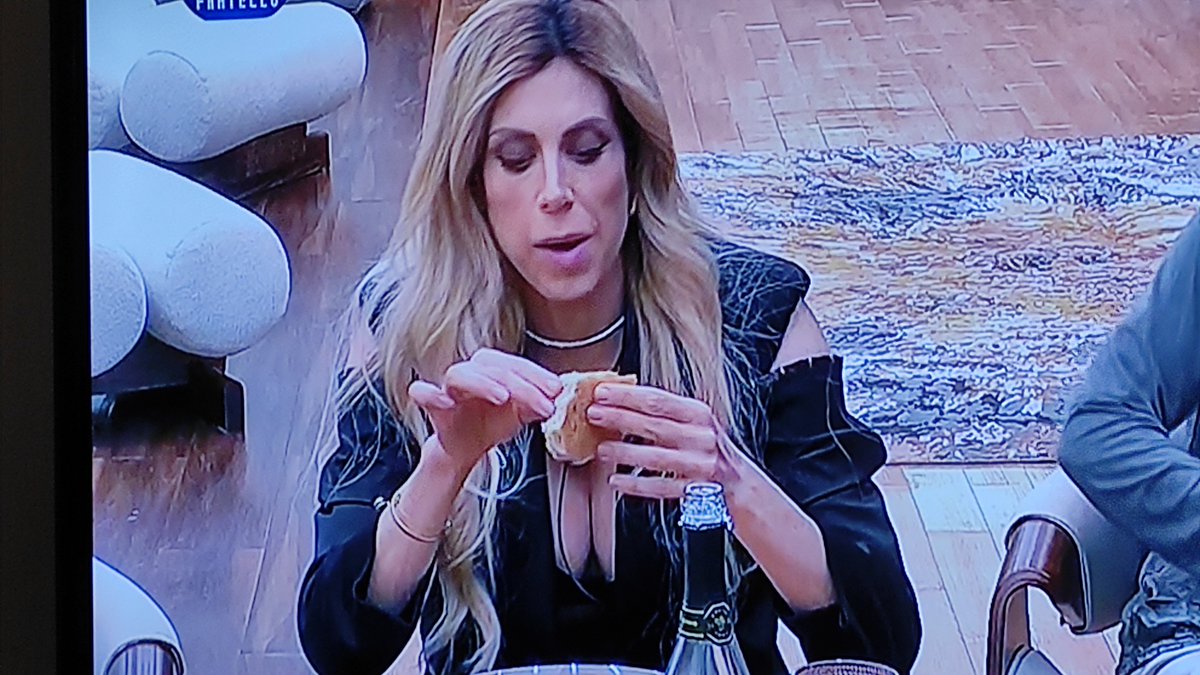 Tranquilla Paola Caruso noi pubblico schifoso e orribile ti butteremo subito fuori! Sta insultando da un'ora la Elia, ora la sta chiamando Maiale #gfvip