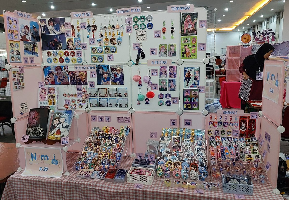 It's COMIPARA Day! ✨️
Come visit us at booth K-20~ ^^

Participating artists: <a href="/karagechopstic/">vira k. @ CMPR6 K20</a> <a href="/ylge_/">Yole ❄️🌰 Cmpr6-K20 | CF22</a> <a href="/yvahl_/">val! 📌 COMIPARA 6 K-20</a>