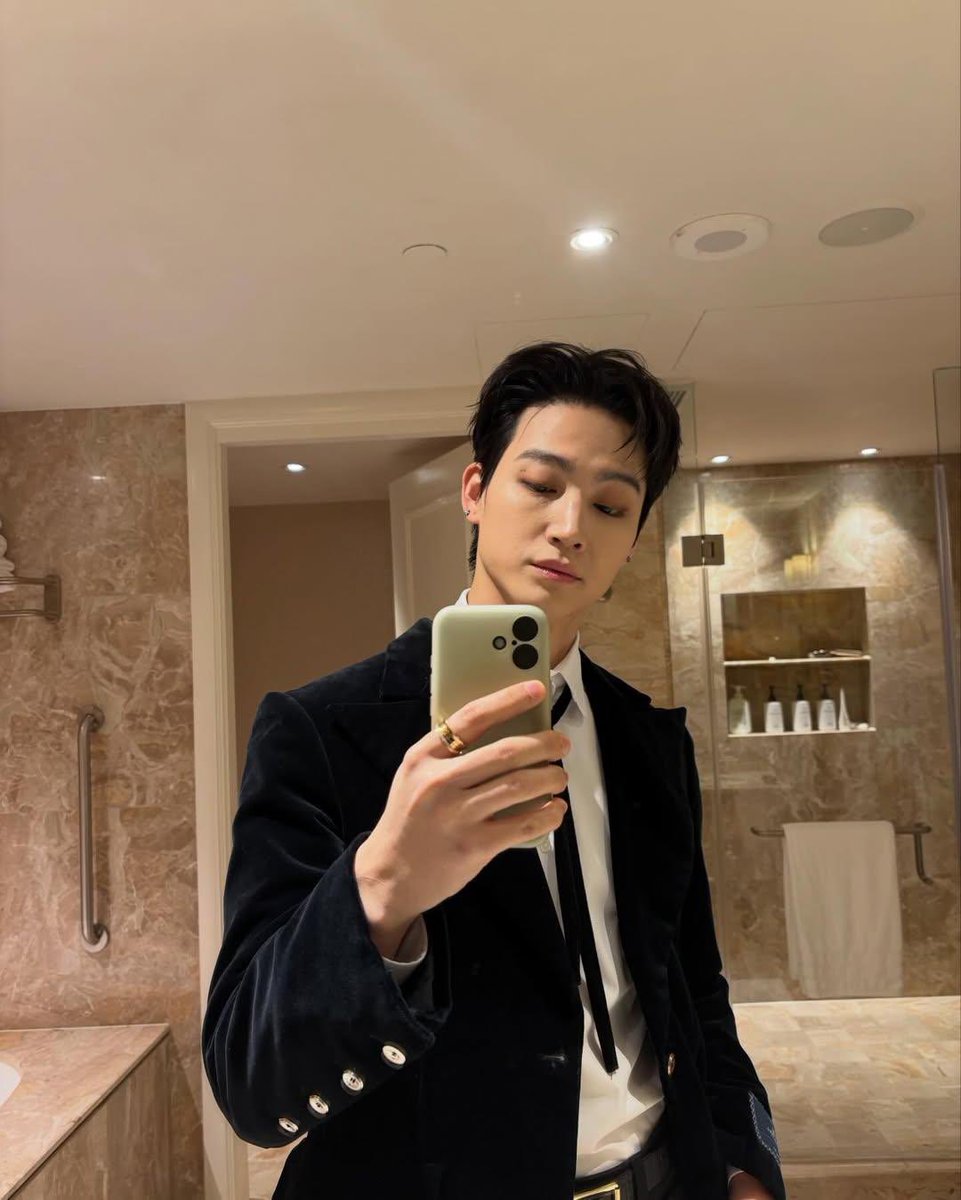 ขอให้แจบอมประสบความสำเร็จที่ตั้งใจ มีแฟนคลับที่รักเพิ่มมากขึ้น ภูมิใจในตัวแจบอมเสมอเลย 
#JAYB #Def