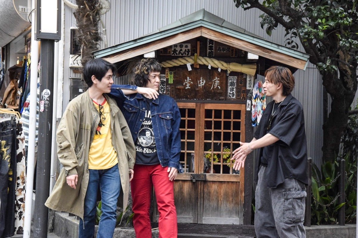 GakuNakamura's tweet photo. 正午です！
先日のライブ前、下北の街角で。
デトロイトメタルシティでマツケンがワンコ相手に路上ライブしていた所です https://t.co/xd5zLnw293