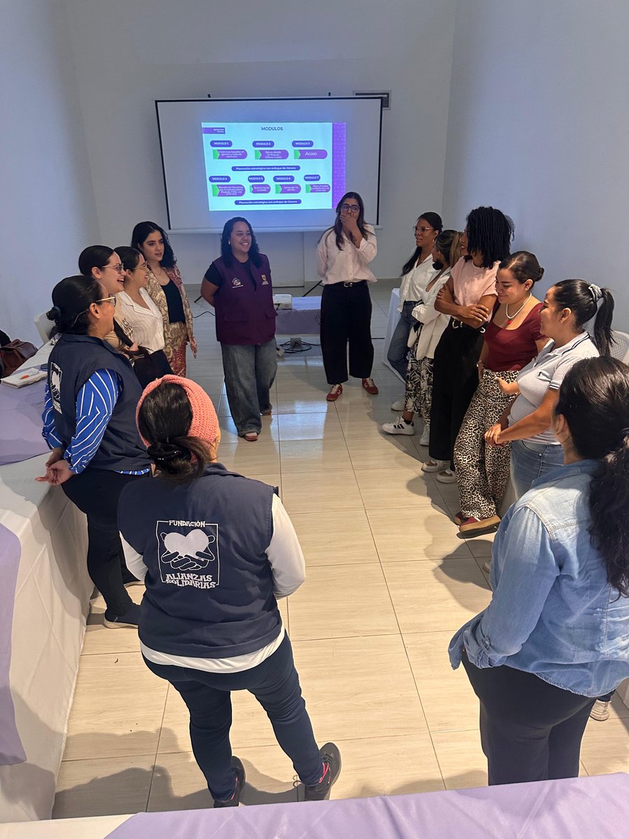 FunAlianzaS's tweet photo. ✨ Iniciamos un nuevo ciclo de formación Escuela Empresarial “Tejiendo Caminos por la Equidad”, en el marco del Pacto Empresarial por la Equidad.Fortaleciendo capacidades para promover entornos laborales incluyentes, equitativos y libres de violencias. https://t.co/eVHRco007V