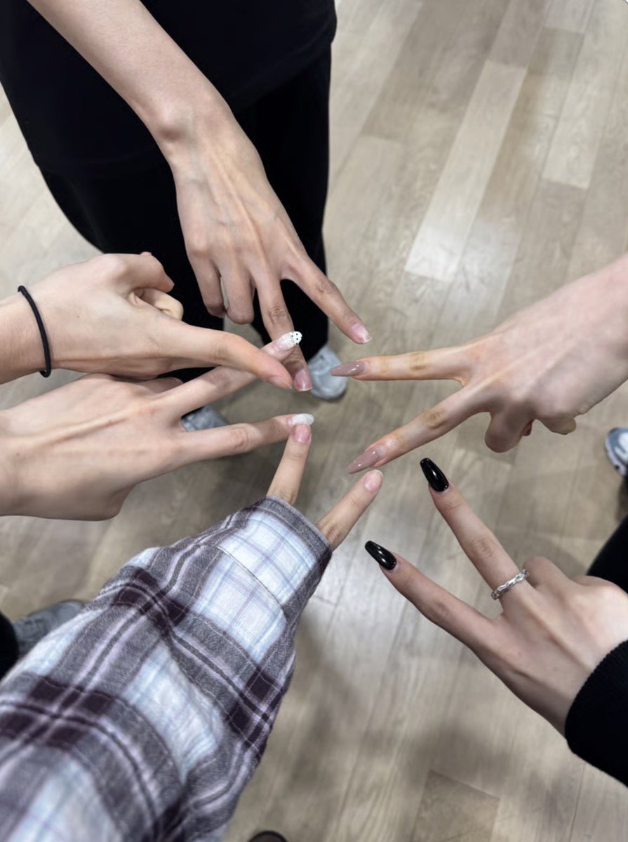 sejeopi_'s tweet image. 2026.04.18 ❣️plus chat
Yoojung: 
씻고 이제야 누웠어요 댓글에서 또 놀고프지만 지금 댓글 계속 쓰면 자고 았는 앙둥이들이 깰 수도 있으니까 한번에 적어서 올릴게요~ 다들 잘자요 დ
너무너무 고생했어 이번 한 주도! 주말 아주아주 푹 쉬셔!!!
굿나잇이에요오오오옹დ

#아이오아이 #IOI #LOOP