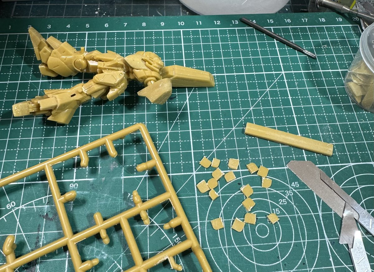 dr_1968's tweet photo. 朝からランナーのナンバータグを切り取ってます。
#リックディアス　改造中
 #ガンダムアーティファクト https://t.co/M6JbwIJmIO